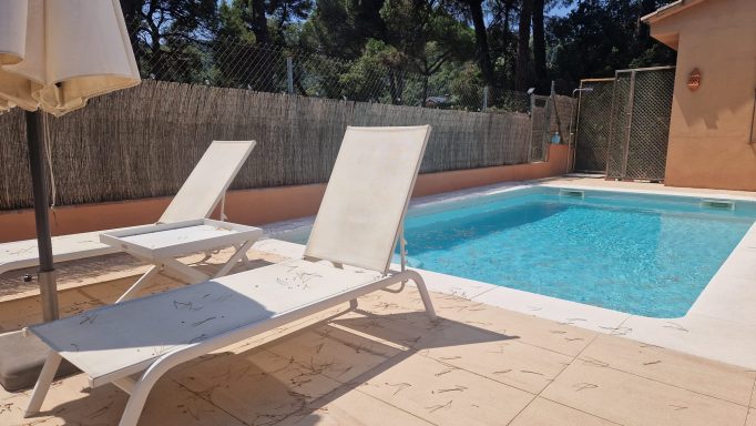piscina piscina con tumbonas